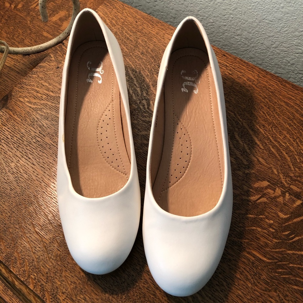 TG white low 1” heel man-made leather 9M.